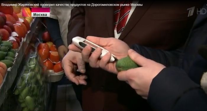 Жириновский проверяет овощи на нитраты